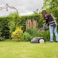 Yard Force Robotická sekačka SA650ECO, vhodná pro plochy až 650 m², funkce střihu okrajů a bezkartáčový motor, 28 V, čer