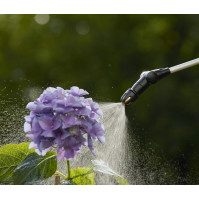 Gardena Tlakový postřikovač 5 l EasyPump: Tlakový postřikovač na baterie s integrovaným nášlapem, teleskopickou násadou včetně a