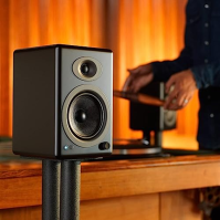 Audioengine A5+ (Plus) 230W aktivní regálový reproduktor | vestavěný analogový zesilovač | stolní reproduktor s dálkovým ovládán