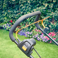 LawnMaster MEB1840M Elektrická sekačka na trávu 1800W 40cm, 6polohové nastavení výšky sečení 20-70 mm, sběrný koš 42L