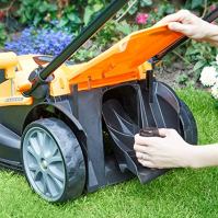 LawnMaster CLMF2437G Akumulátorová sekačka na trávu 24V Max 2x4,0Ah baterie, 37cm 300m² Mulčování 40L, 22-72mm 6-stupňové nastav