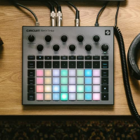 Novation Circuit Rhythm: Sampler a groovebox s osmi samply pro tvorbu a předvádění beatů.