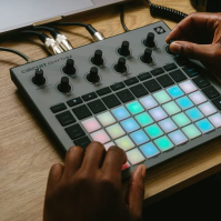 Novation Circuit Rhythm: Sampler a groovebox s osmi samply pro tvorbu a předvádění beatů.