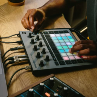 Novation Circuit Rhythm: Sampler a groovebox s osmi samply pro tvorbu a předvádění beatů.