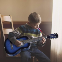 ADM 1/4 Kids Classical Guitar Kit, juniorská kytarová sada pro začínající hráče s taškou, klipovou ladičkou, popruhem, trsátky, 