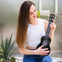 Startovací sada pro sopránové ukulele Winzz pro začátečníky s taškou, klipovou ladičkou, náhradními strunami, řemínkem, bubínkem