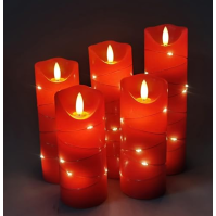 Red LED candle with built-in fairy lights je červená LED svíčka s vestavěným vějířem s pohádkovými světly. Svíčka má dálkový ovl