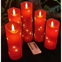 Red LED candle with built-in fairy lights je červená LED svíčka s vestavěným vějířem s pohádkovými světly. Svíčka má dálkový ovl