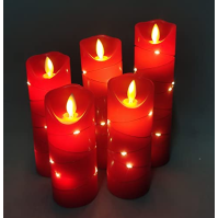 Red LED candle with built-in fairy lights je červená LED svíčka s vestavěným vějířem s pohádkovými světly. Svíčka má dálkový ovl