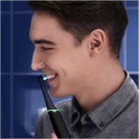 Elektrický zubní kartáček Oral-B iO 6N, černý, Bluetooth, 2 kartáčky, 1 cestovni pouzdro